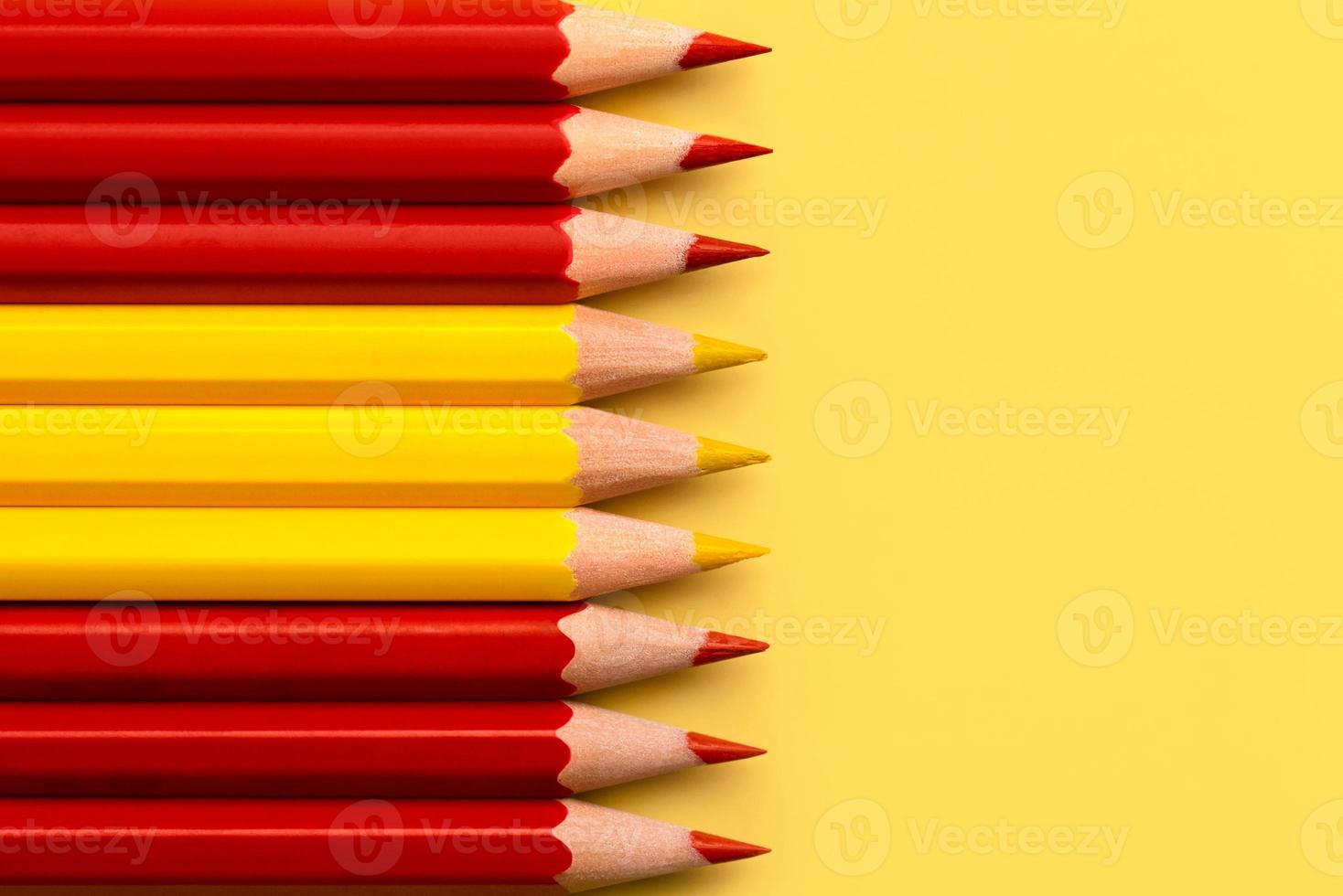 vista superior da bandeira da espanha feita com lápis de cor vermelho e amarelo com espaço de cópia foto