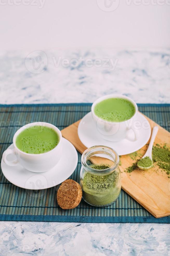 chá verde matcha latte xícara. foto