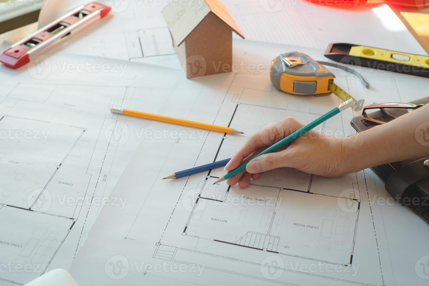 mãos de mulher arquiteta ou engenheiro usando lápis trabalhando com planta na mesa no escritório. ferramentas de engenharia e conceito de construção. arquiteto e negócios concept.teamwork efeito concept.vintage. foto