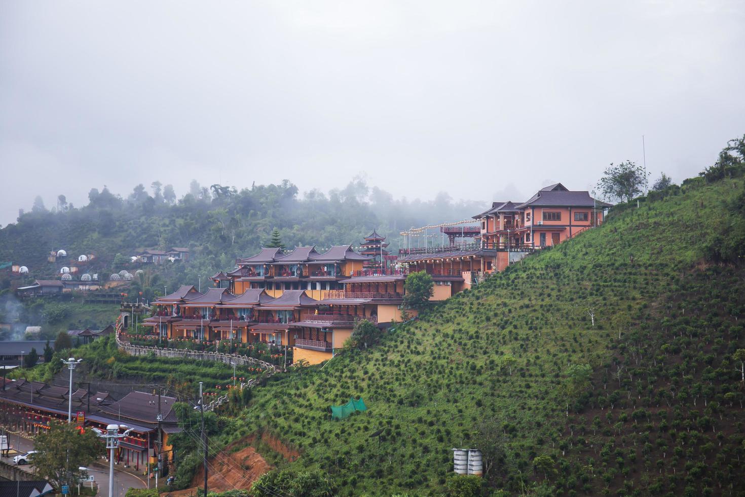 mae hong son tailândia 1 de novembro de 2021 rak thai village de manhã com névoa fria. foto