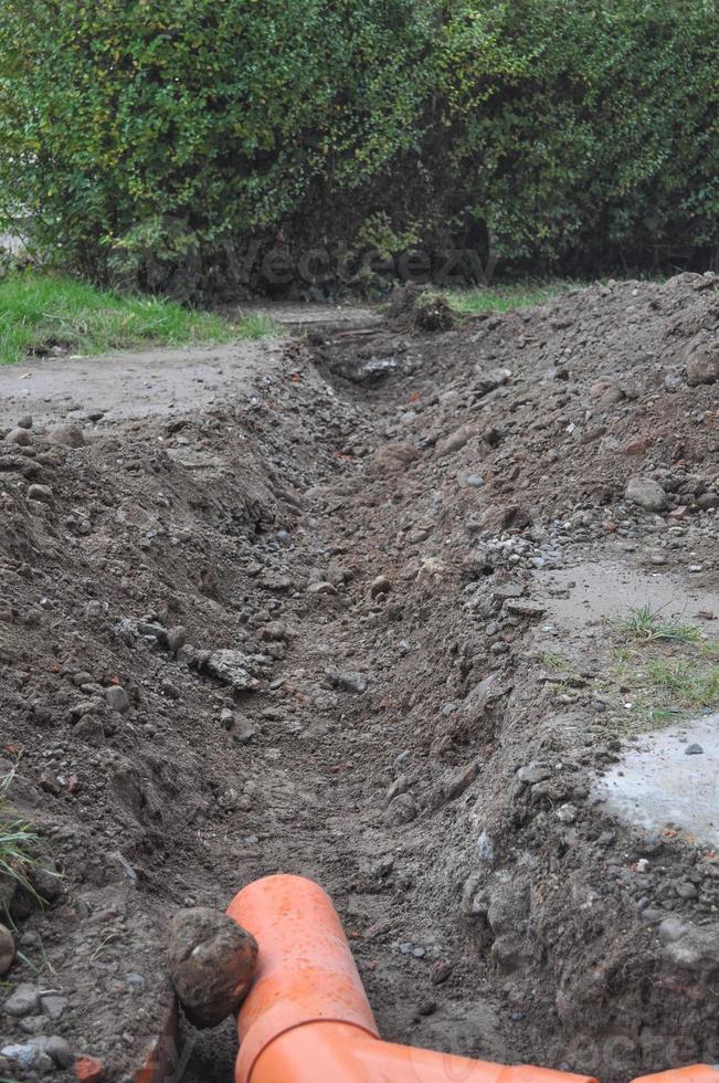 tubulação de plástico para águas residuais subterrâneas foto