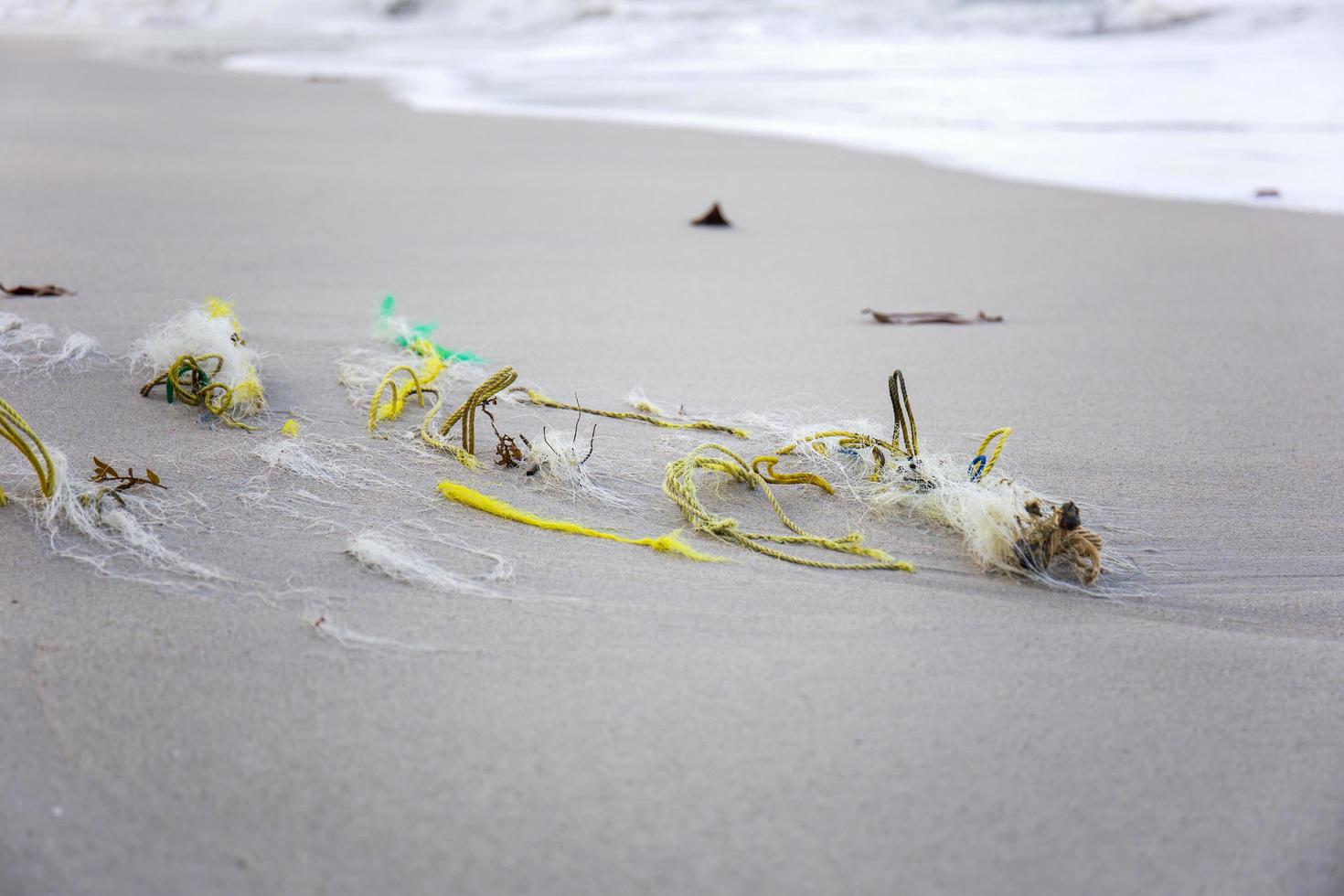redes quebradas na praia. foto