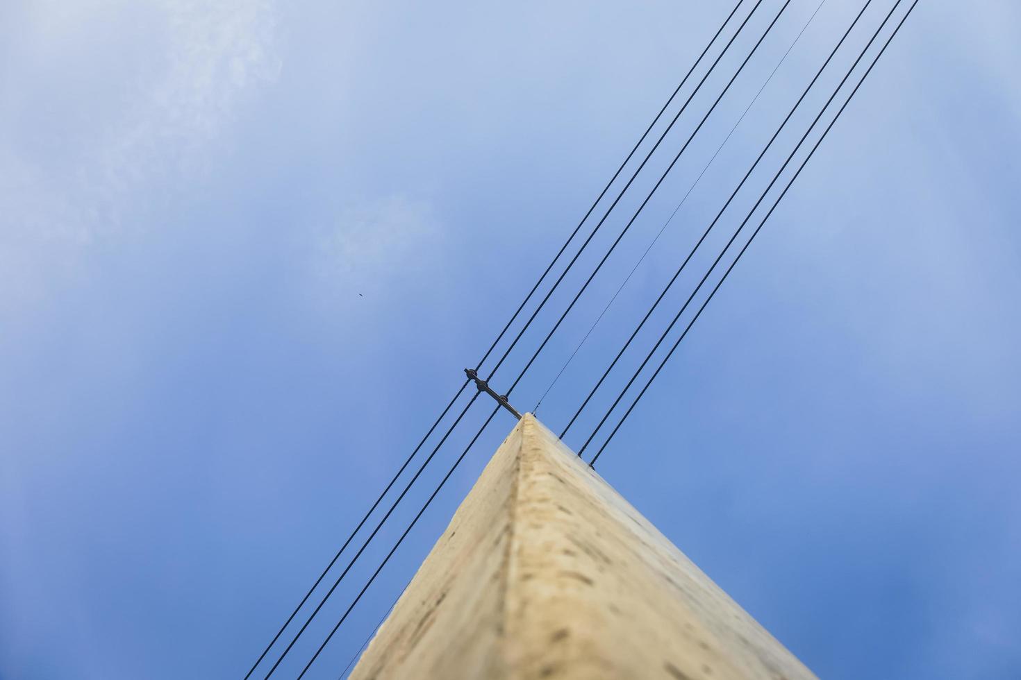 conceito de poste de concreto para fiação elétrica foto