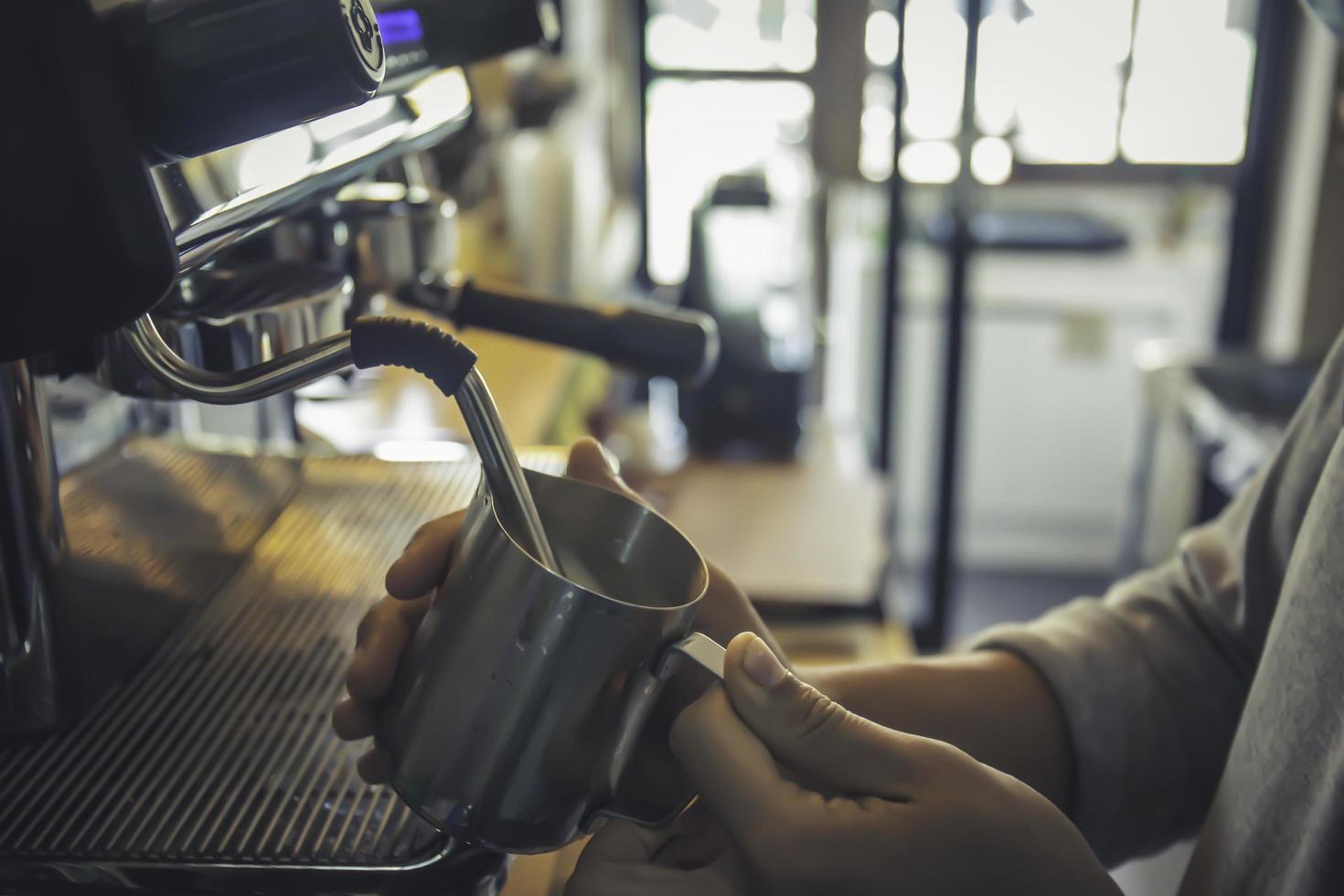 leite vaporizador barista para cappuccino quente com máquina foto