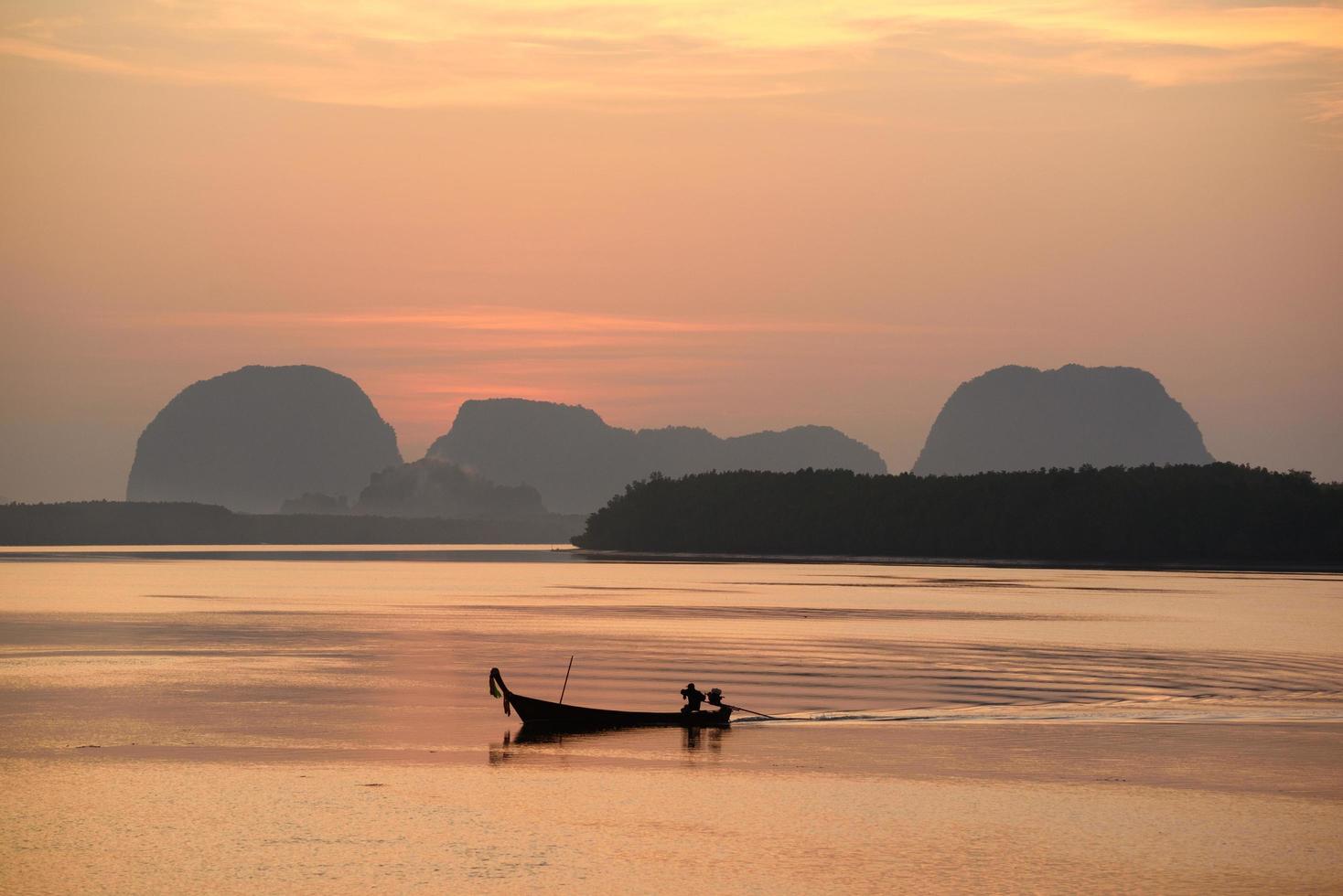 bela vista da manhã durante o nascer do sol e barco de cauda longa de pescador foto