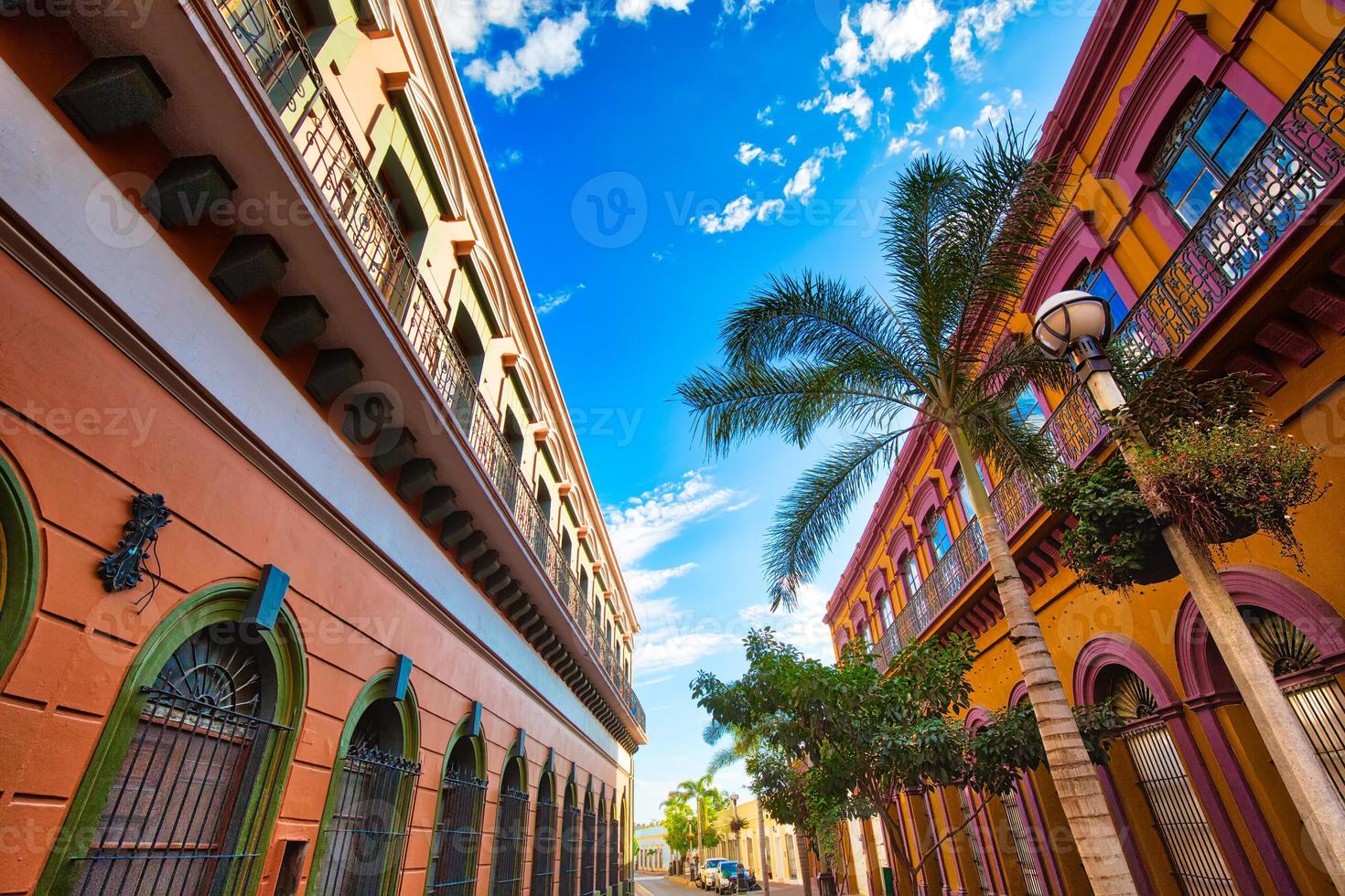 méxico, mazatlan, ruas coloridas da cidade velha no centro histórico da cidade foto