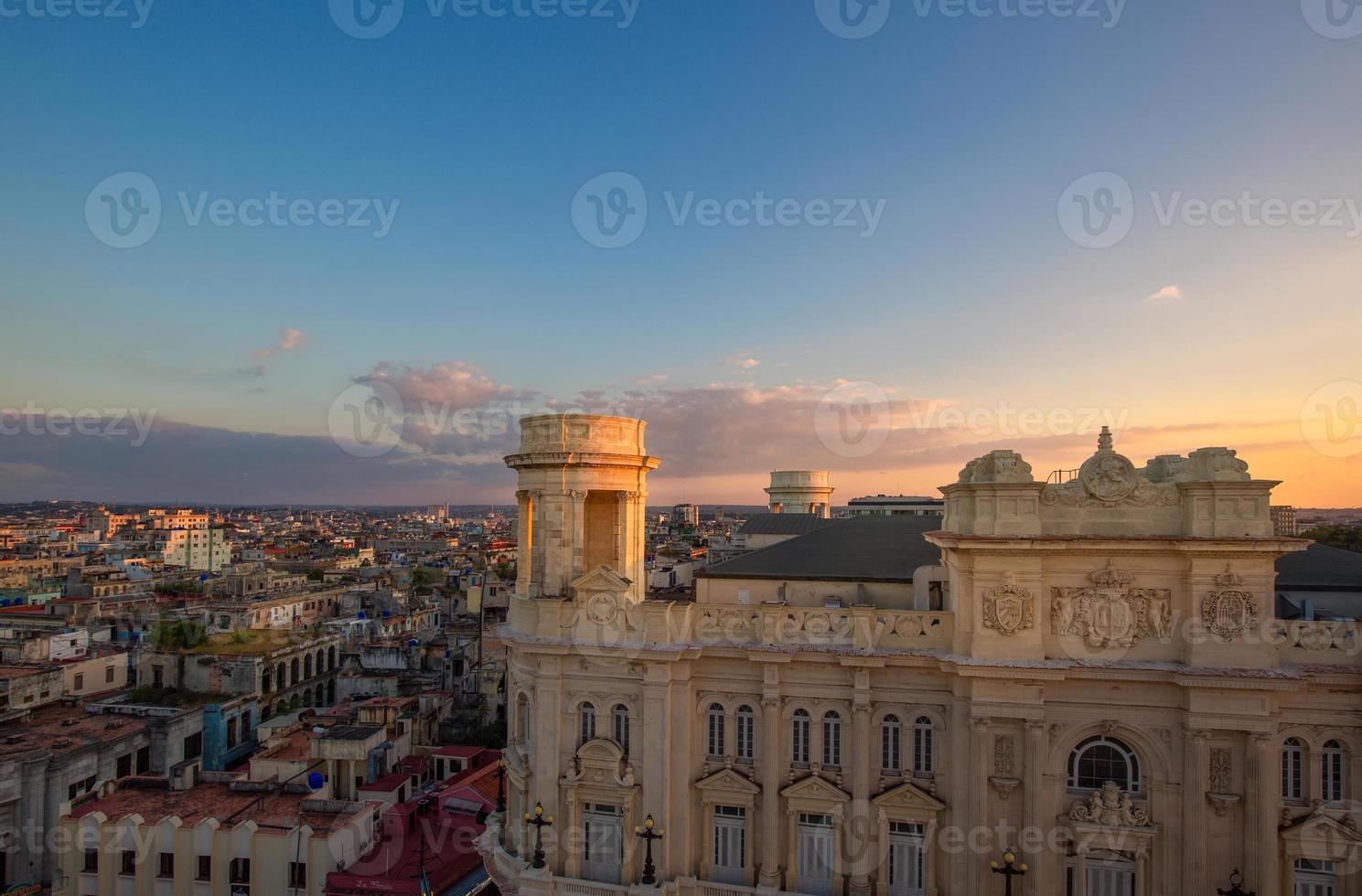 vista panorâmica de uma velha havana e ruas coloridas de havana velhas no centro histórico da cidade havana vieja perto de paseo el prado e capitolio foto