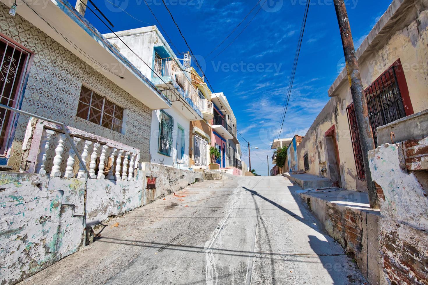 méxico, mazatlan, ruas coloridas da cidade velha no centro histórico da cidade foto