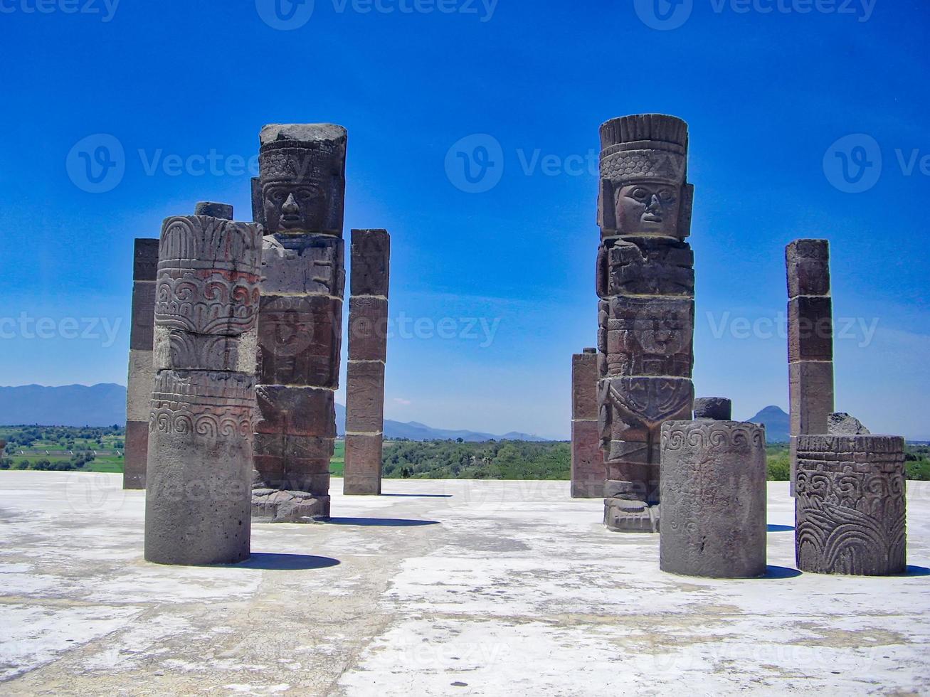 famosas pirâmides e estátuas de tula no méxico foto