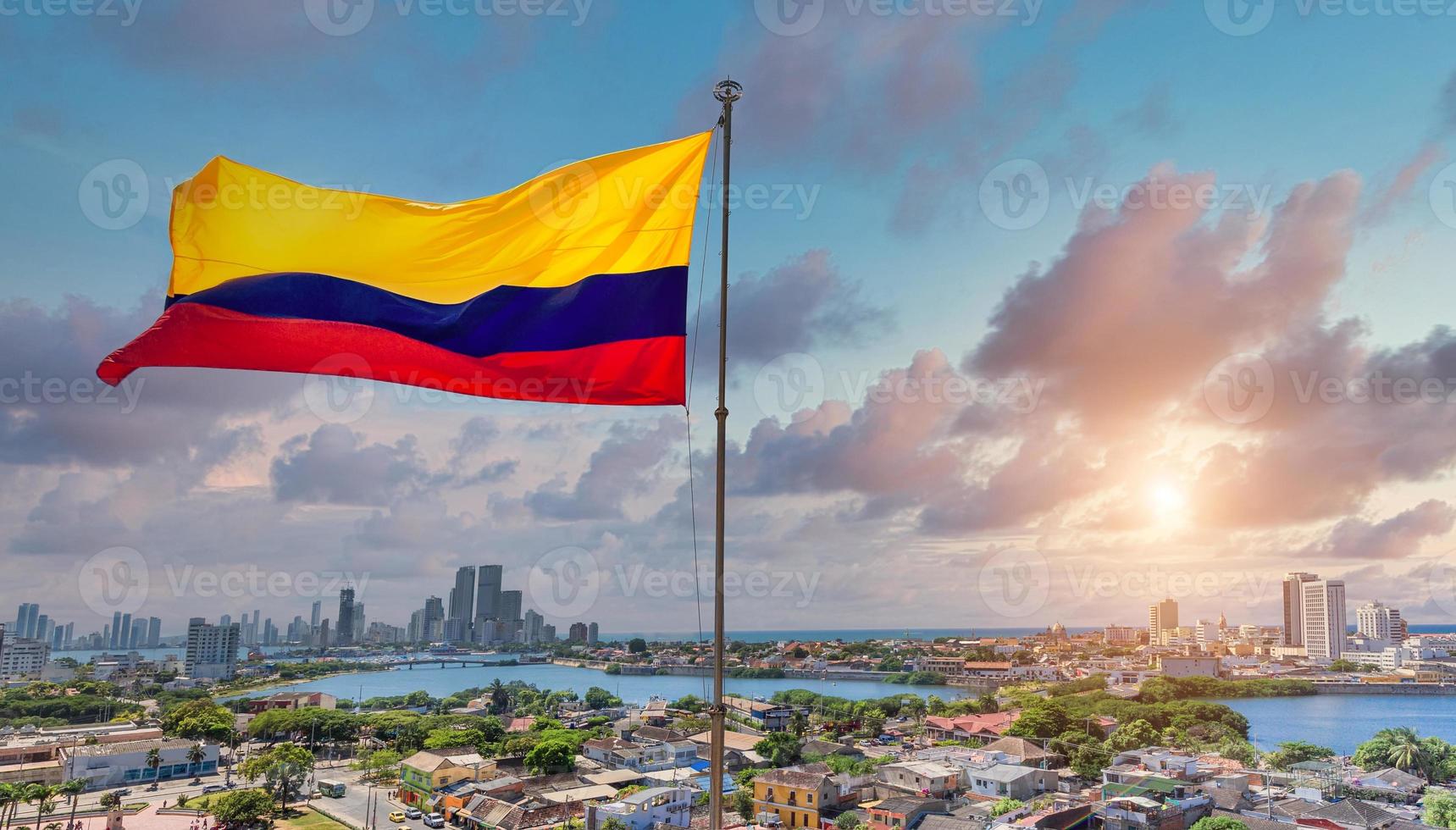 colômbia, vista panorâmica da paisagem urbana de cartagena, horizonte moderno, hotéis e baías oceânicas bocagrande e bocachica do mirante do castelo de saint philippe foto