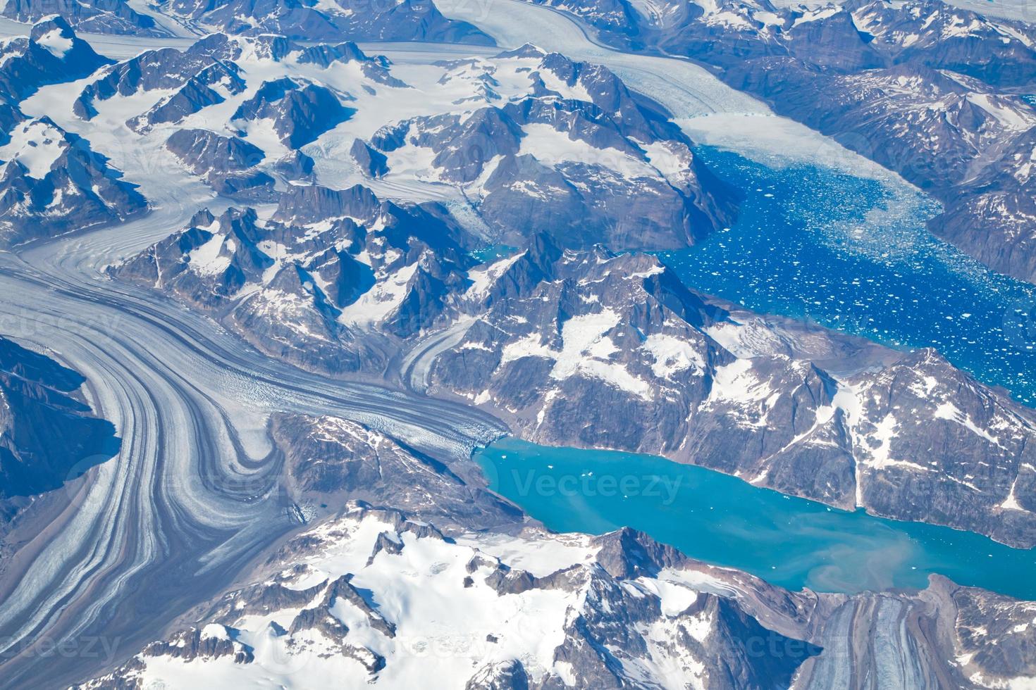 vista aérea de geleiras e icebergs da Groenlândia foto