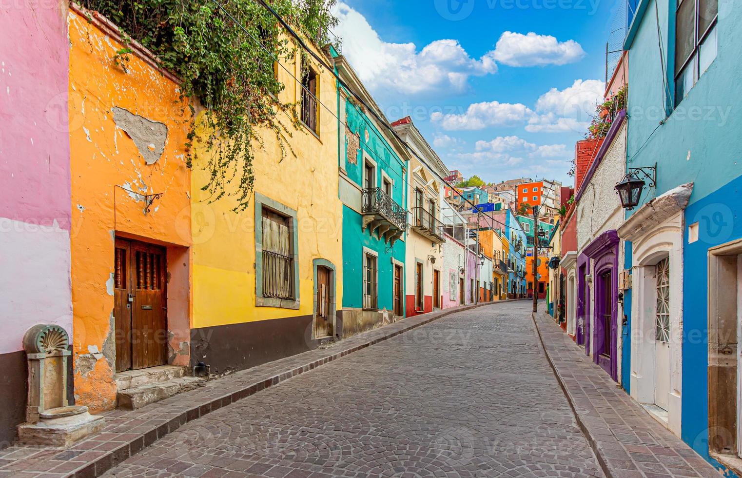 guanajuato, méxico, ruas de paralelepípedos cênicas e tradicional arquitetura colonial colorida no centro histórico da cidade de guanajuato foto