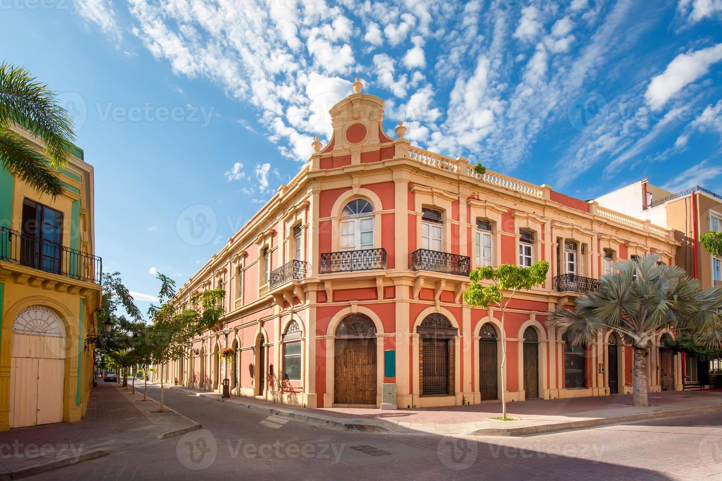 méxico, mazatlan, ruas coloridas da cidade velha no centro histórico da cidade foto