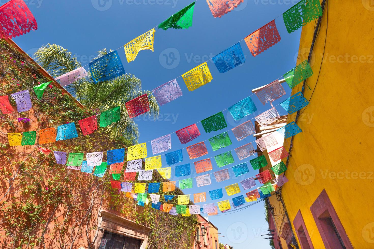 méxico, edifícios coloridos e ruas de san miguel de allende no centro histórico da cidade foto