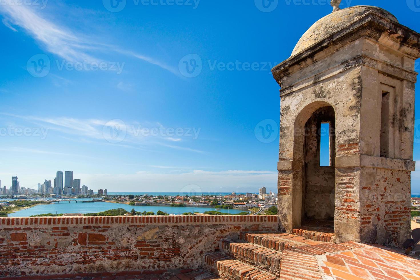 colômbia, vista panorâmica da paisagem urbana de cartagena, horizonte moderno, hotéis e baías oceânicas bocagrande e bocachica do mirante do castelo de saint philippe foto