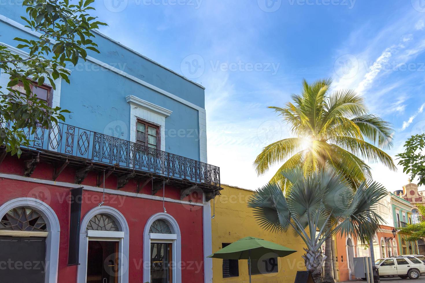 méxico, mazatlan, ruas coloridas da cidade velha no centro histórico da cidade perto de el malecon e costa oceânica foto