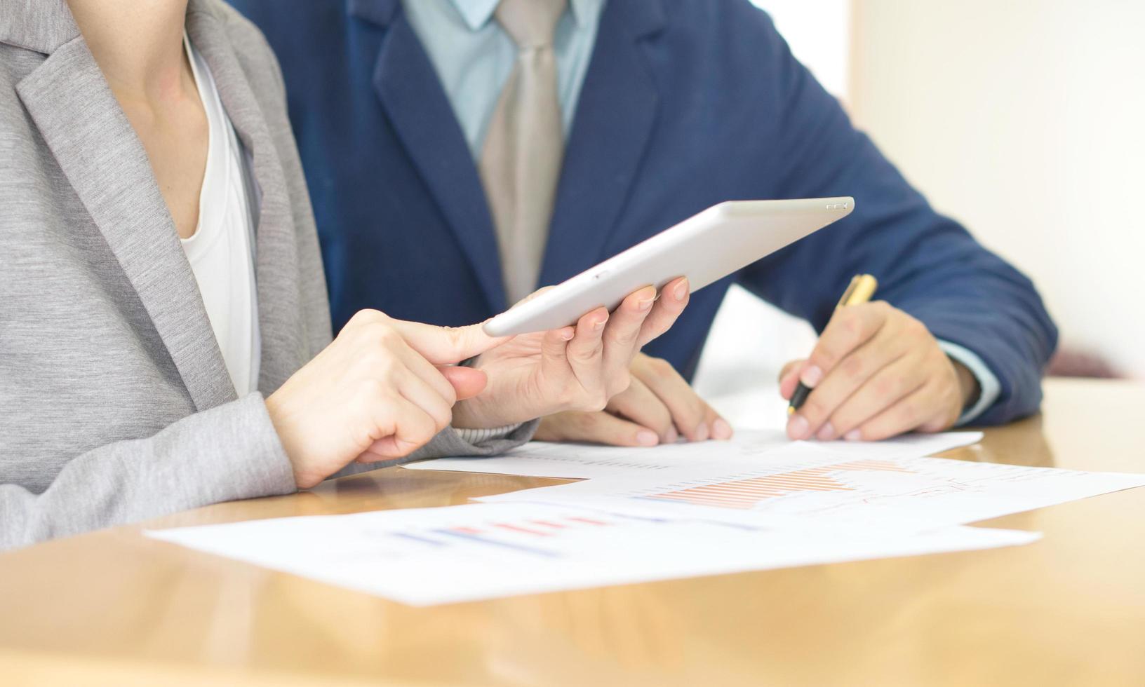 jovens consultores de sucesso trabalhando como equipe de negócios em um escritório analisando documentos. foto