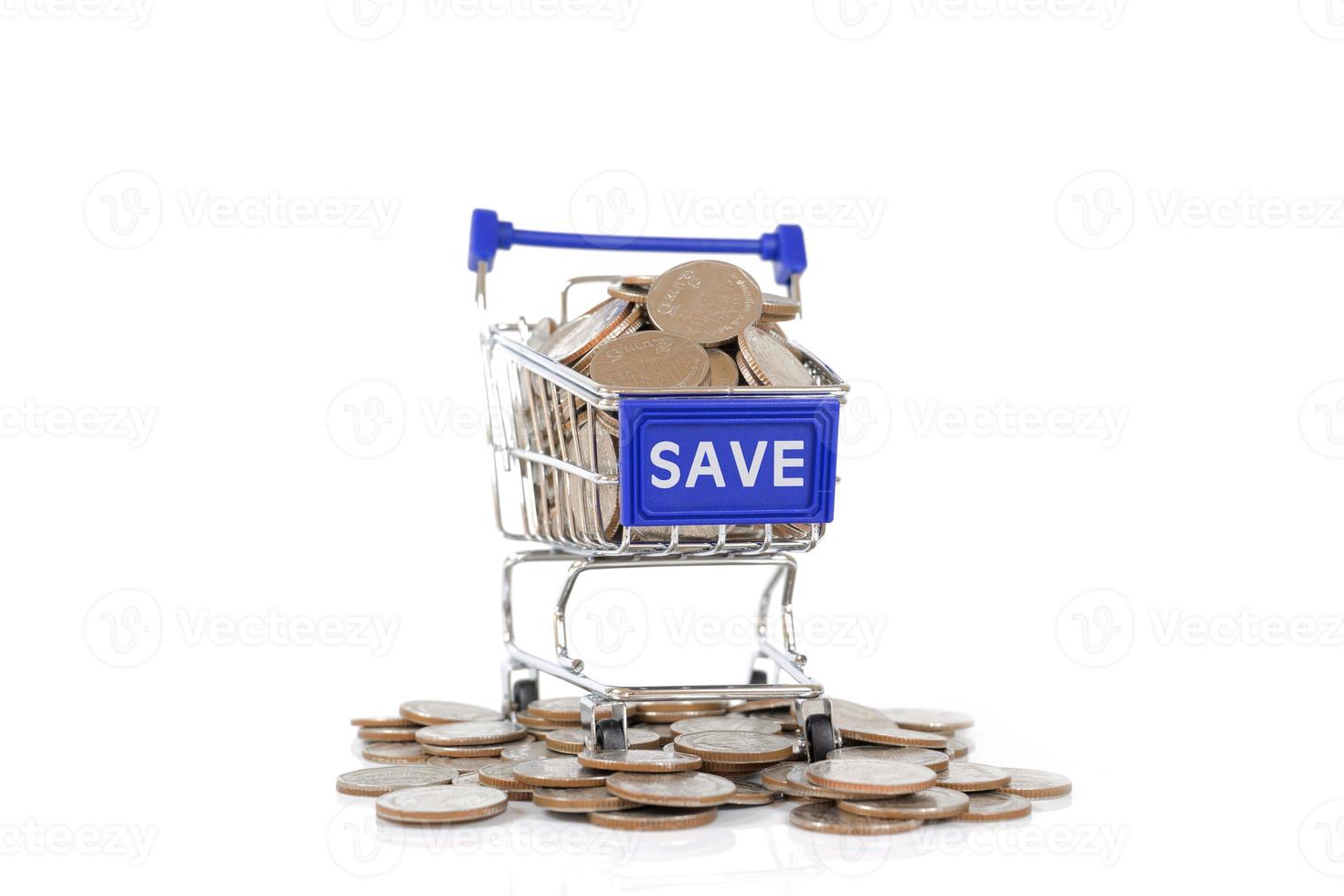 salve o conceito com carrinho de compras cheio de moedas. foto
