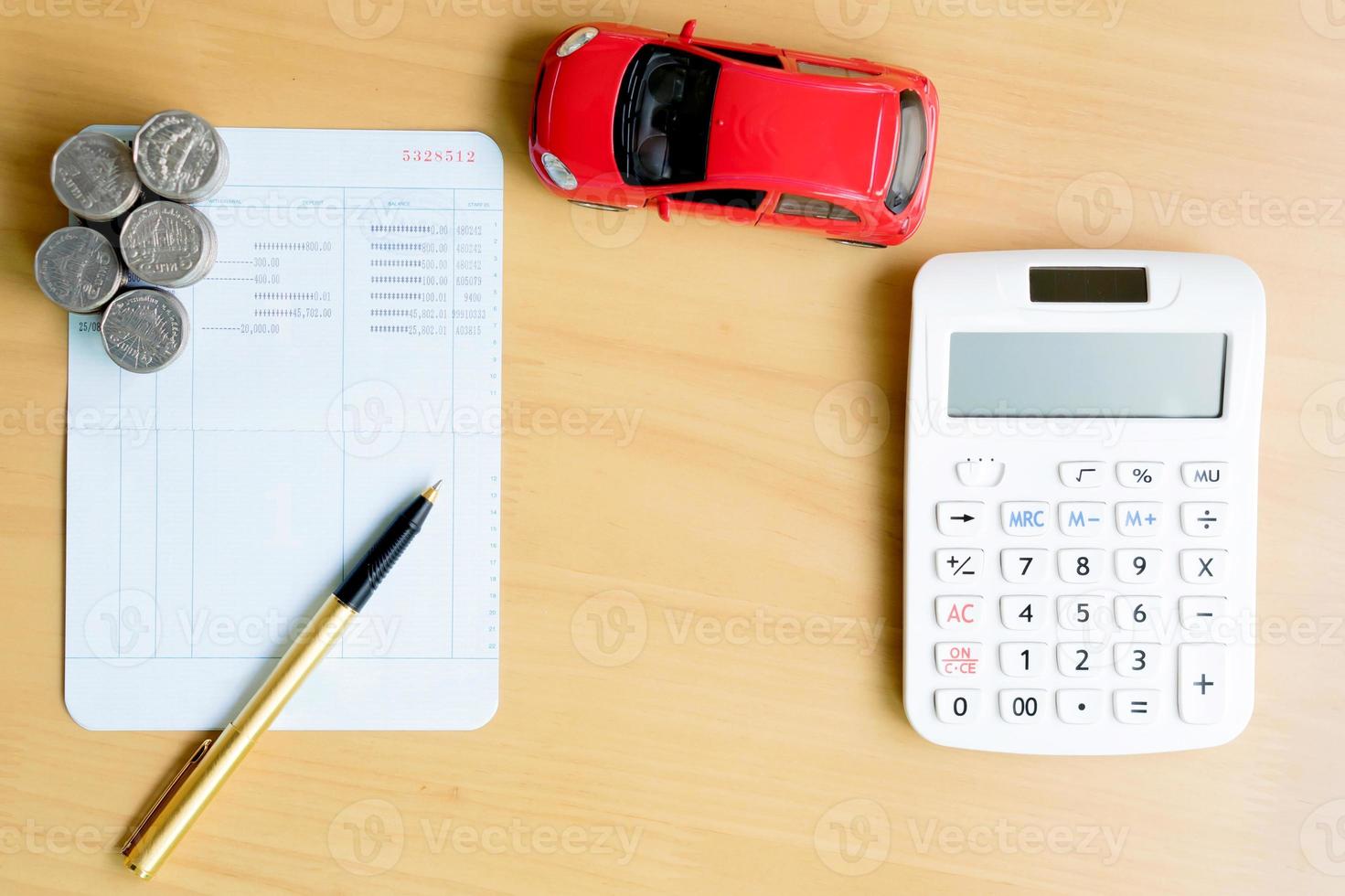 moedas empilhadas em colunas, economizando livro, carro. conceito de finanças e bancário. foto