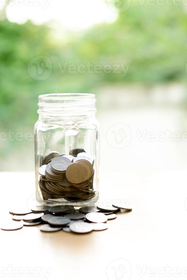 moedas em pote de vidro foto