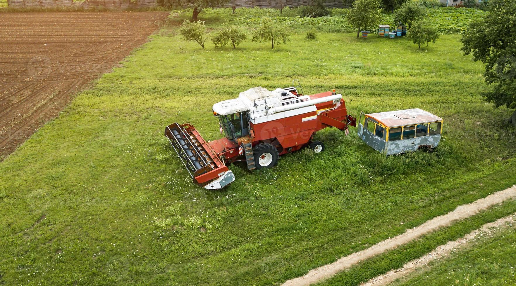 máquina velha no quintal de um agricultor a vista do drone foto