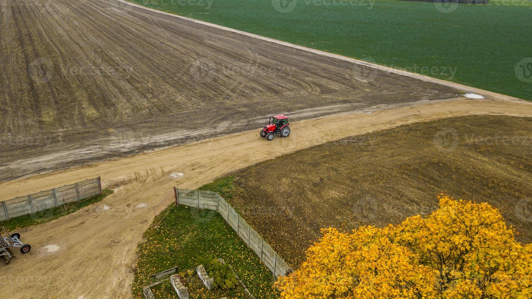 passeios de trator para a vista superior da fazenda foto