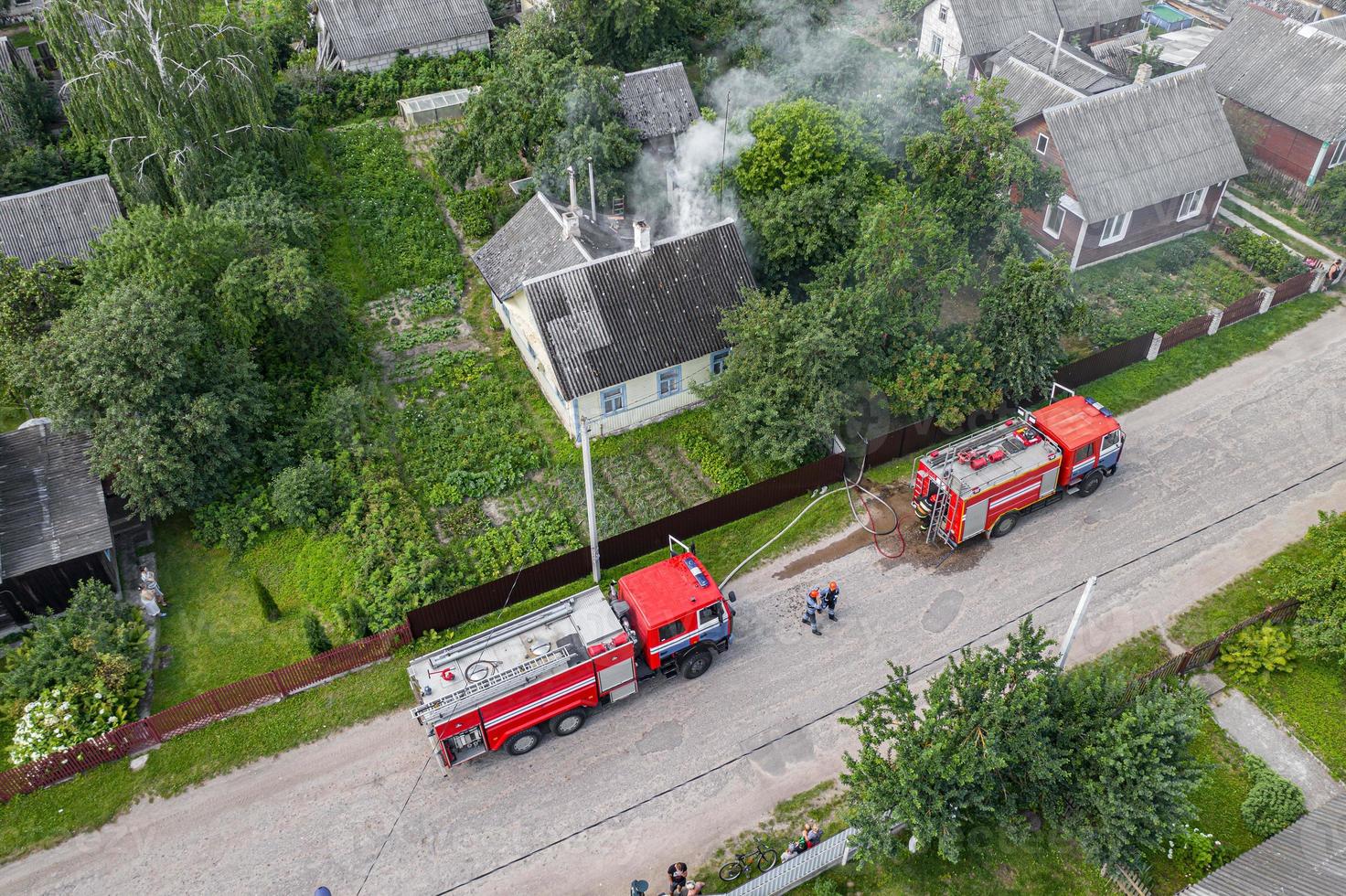 fogo em uma vista superior de um edifício residencial de um drone foto