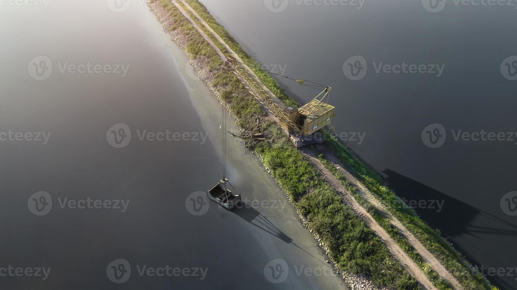 escavadeira trabalhando em estações de tratamento de águas residuais fotografia aérea com drone foto