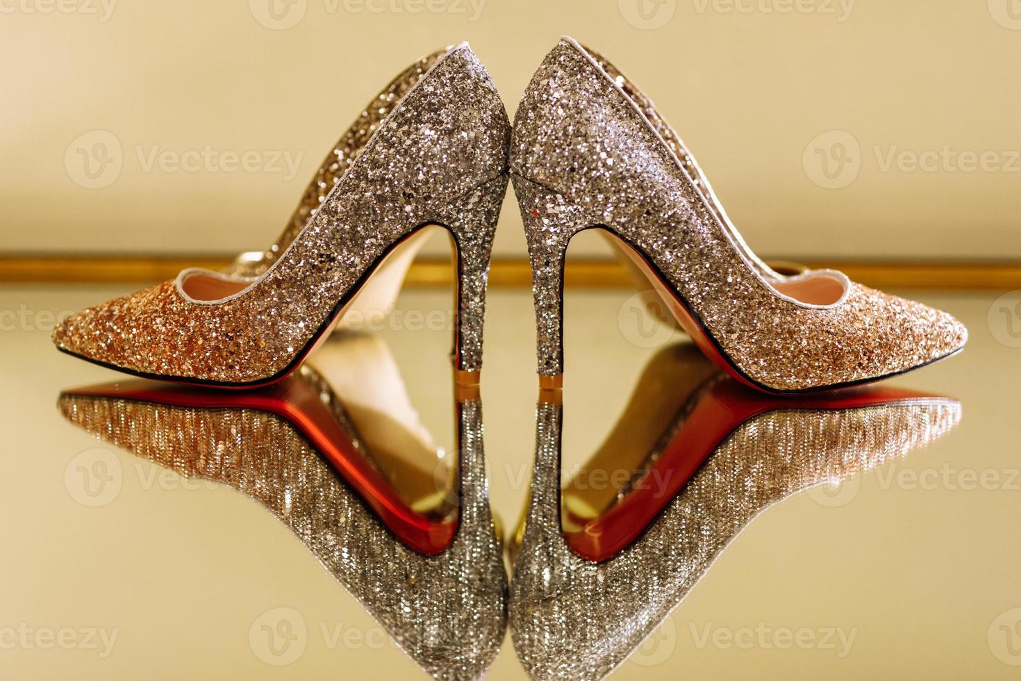 sapatos elegantes de casamento em uma mesa de espelho, foco seletivo. foto