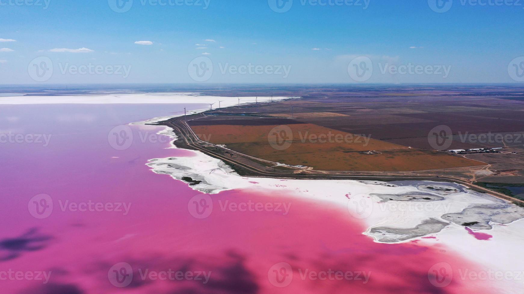 vista aérea para o lago rosa com margem de sal com pequenas ilhas com espaço de cópia na ucrânia foto