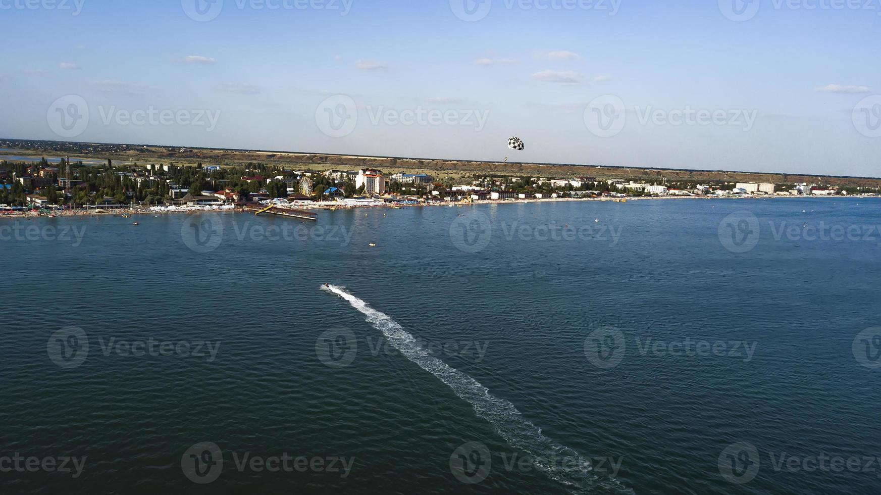 jet ski em um fundo de fotografia aérea do mar azul foto