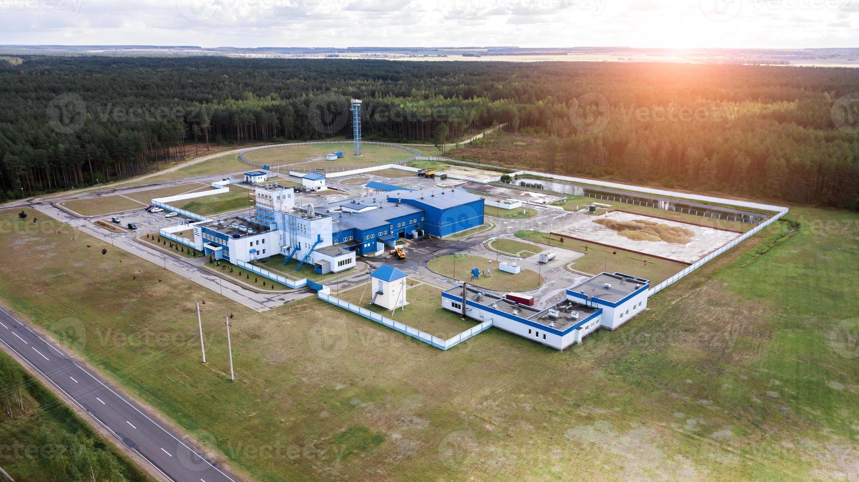 vista aérea da fábrica de processamento de batata de um drone foto