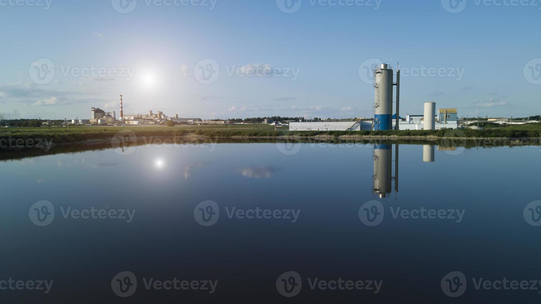 moderna estação de tratamento de águas residuais. tanques para aeração e purificação biológica de esgoto. foto