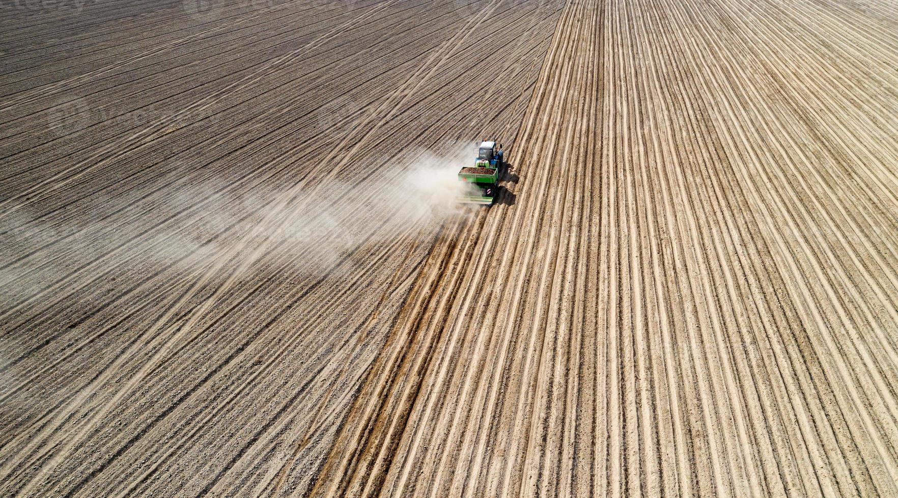 máquinas agrícolas plantando batatas vista aérea. foto