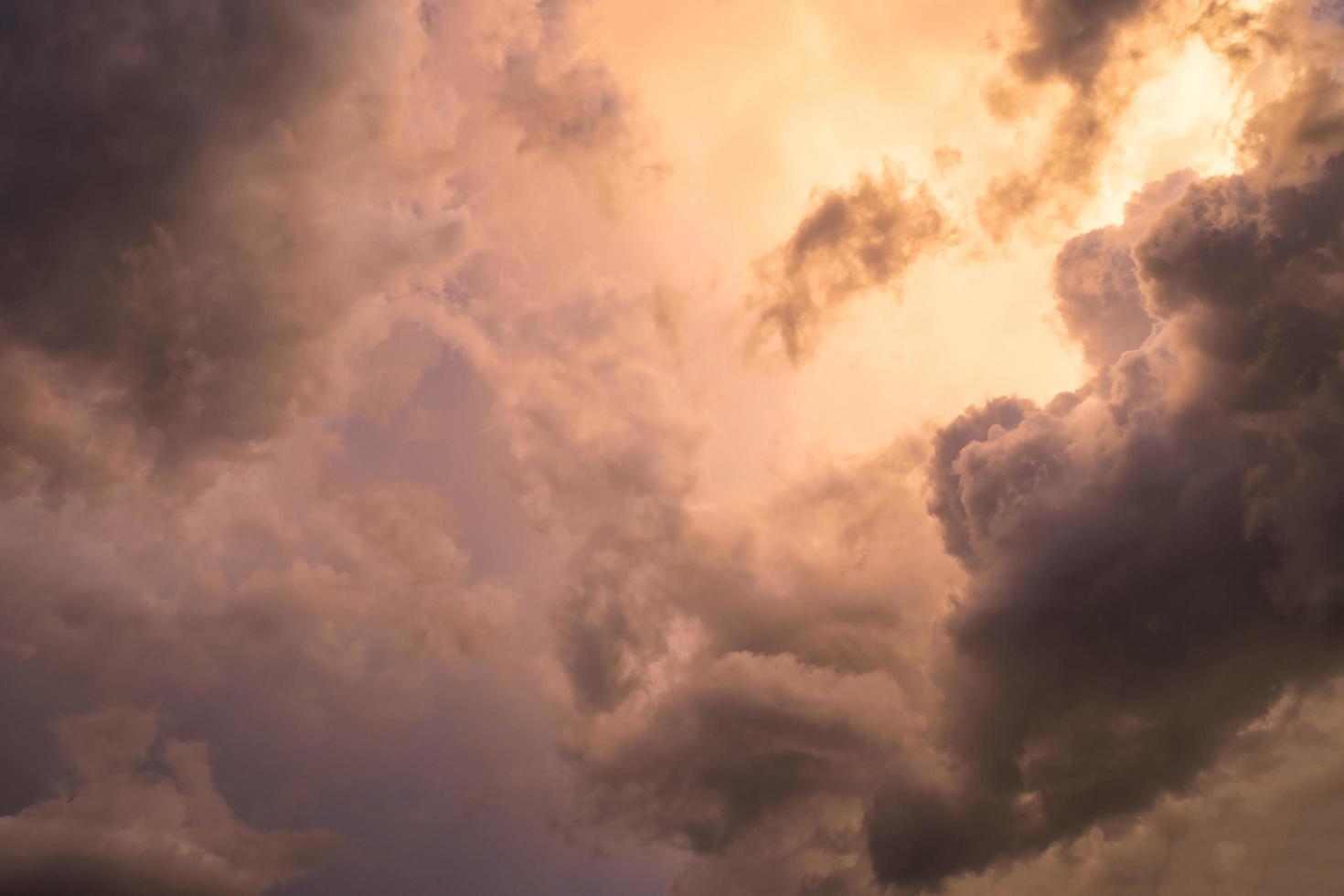 céu nuvem ouro com azul maravilhoso foto