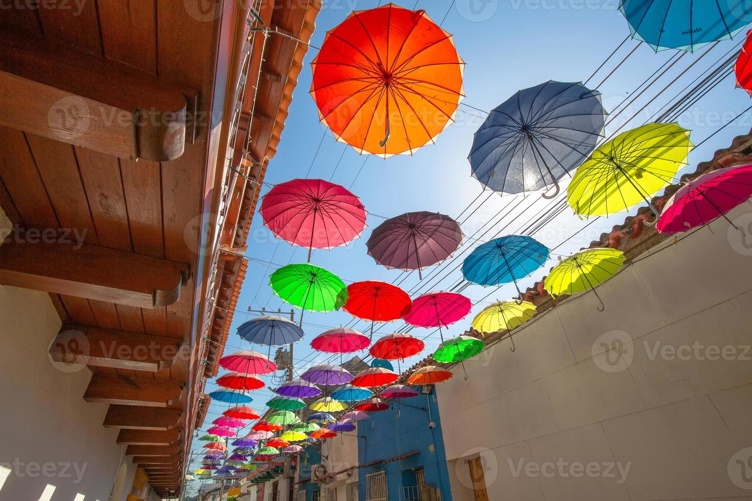 colômbia, ruas coloridas cênicas de cartagena no distrito histórico de getsemani, perto da cidade murada foto