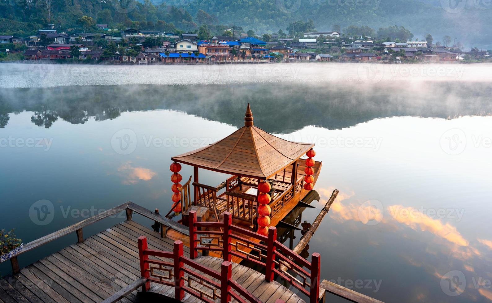 ban rak thai, chá da vila chinesa na colina em mae hong son de manhã com névoa. foto