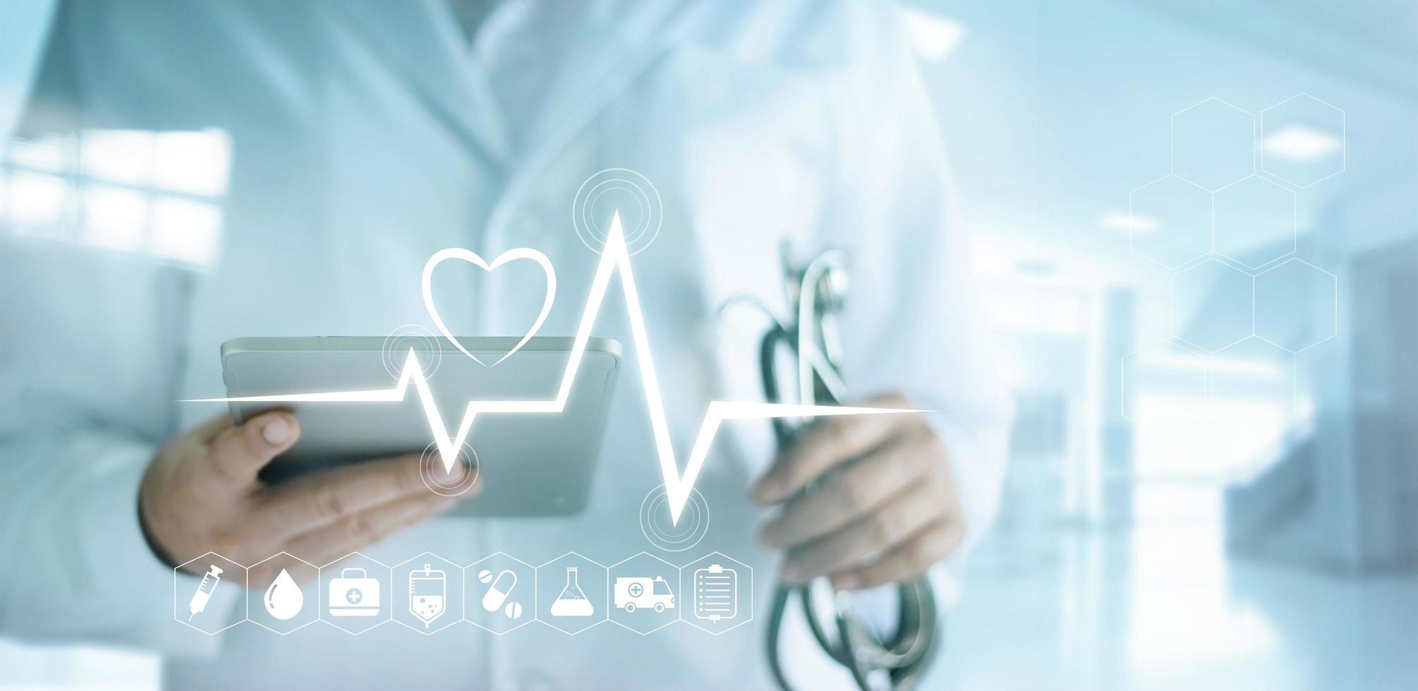 médico usando tablet digital com ícone médico e taxa de batimentos cardíacos no fundo do hospital foto