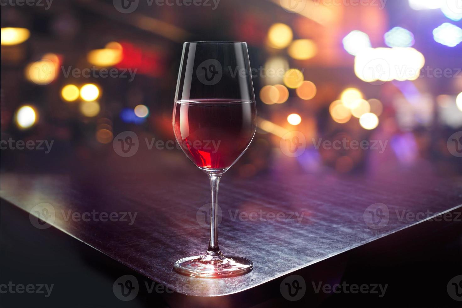 copo de vinho no fundo colorido do bar foto