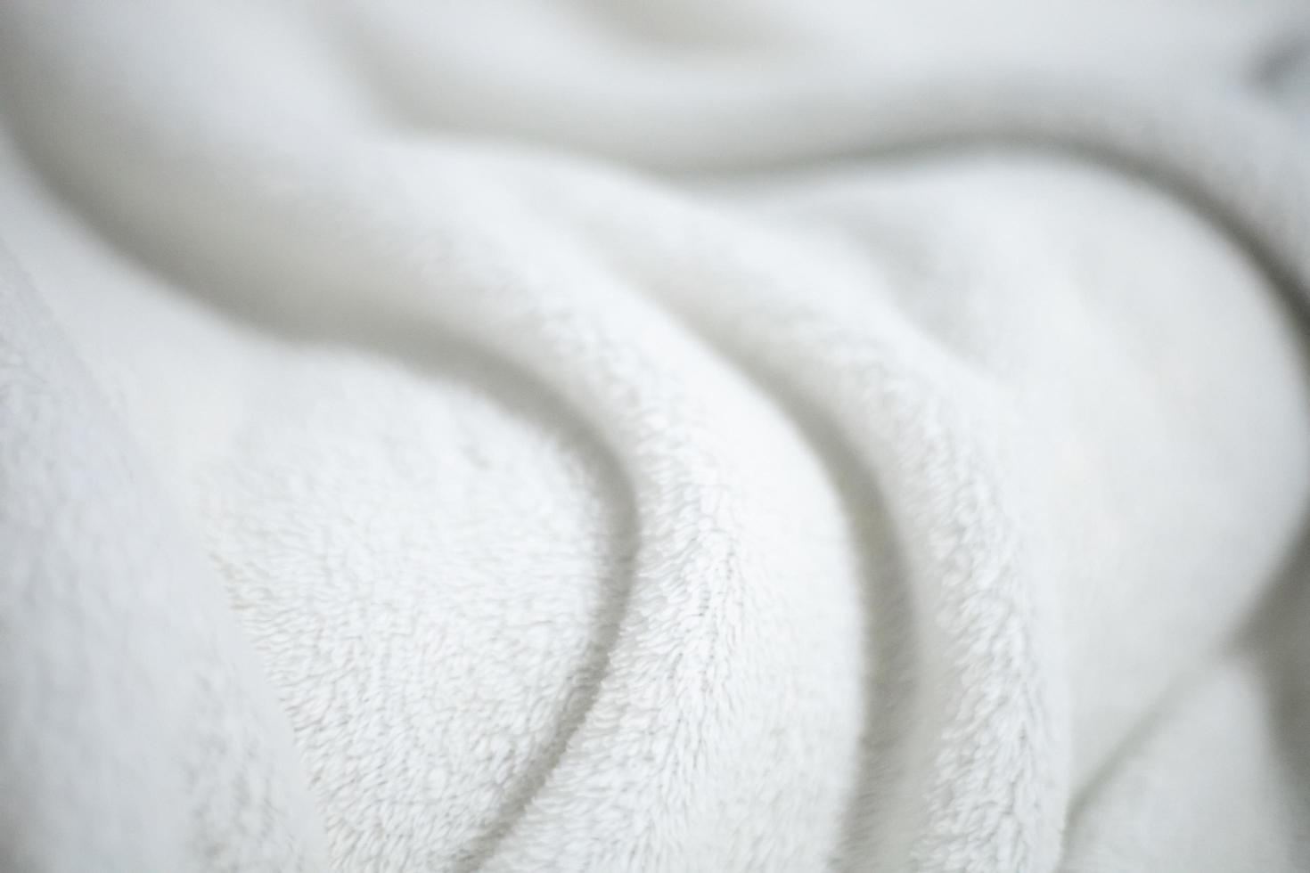 textura de cobertor desgrenhado branco como pano de fundo. pele têxtil falsa fofa. foto