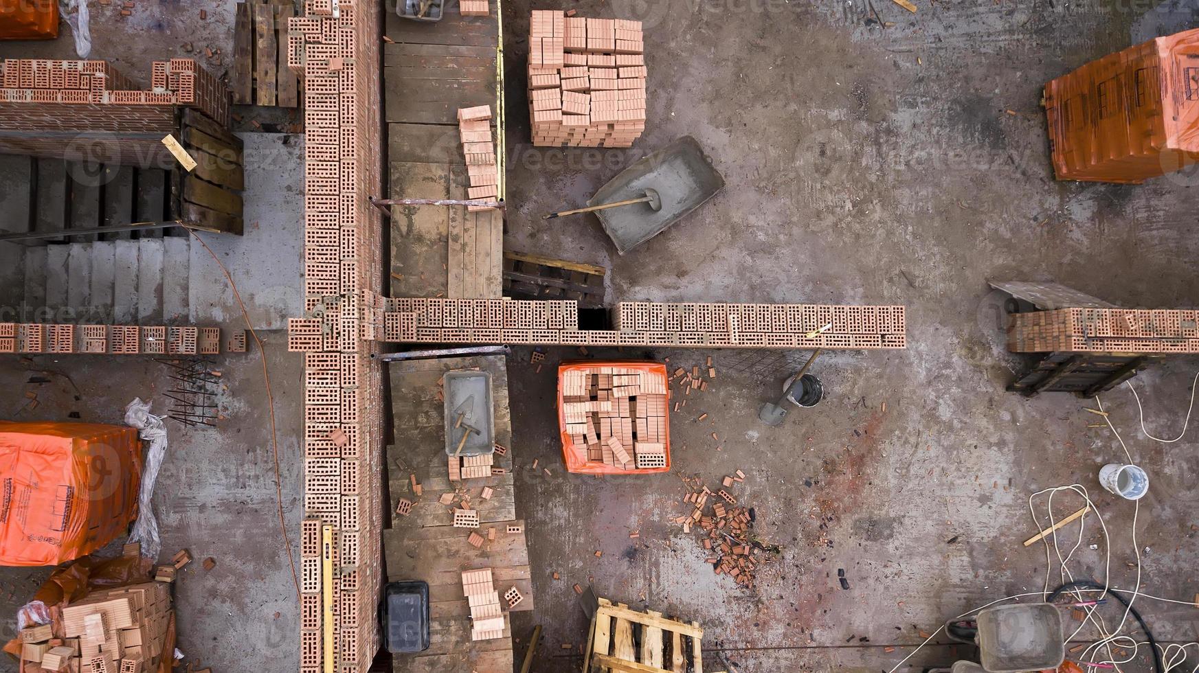 vista aérea das novas casas da família do canteiro de obras. indústria de construção na cidade de cima. foto