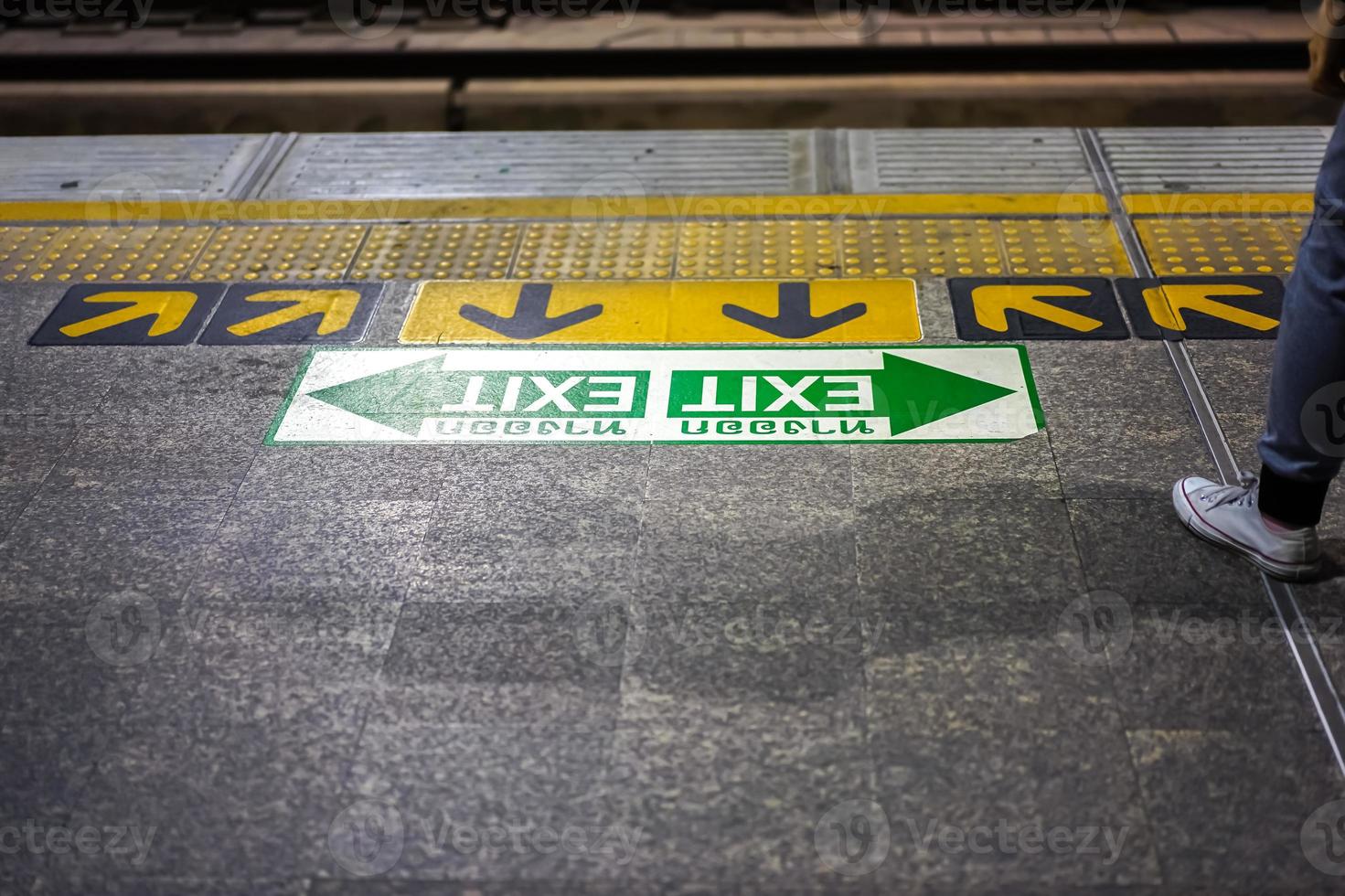 plataforma de ligação ferroviária do aeroporto da tailândia na estação de phaya tai foto