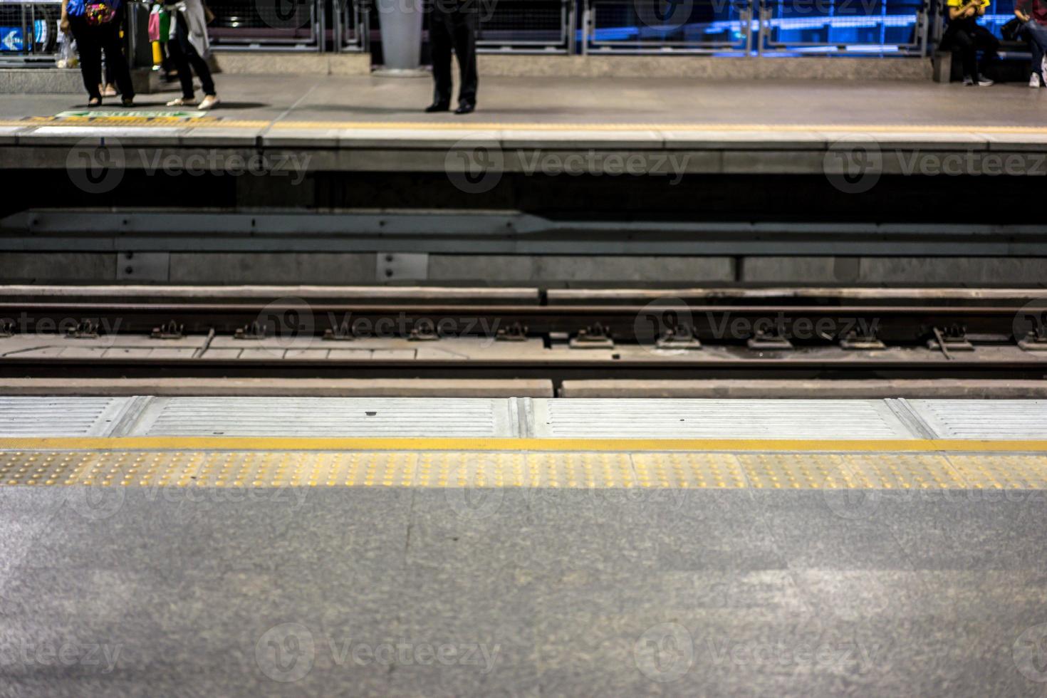 plataforma de ligação ferroviária do aeroporto da tailândia na estação de phaya tai foto