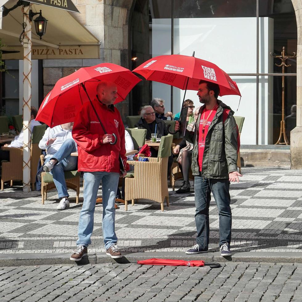 praga, república checa, 2014. guias turísticos à espera de clientes foto