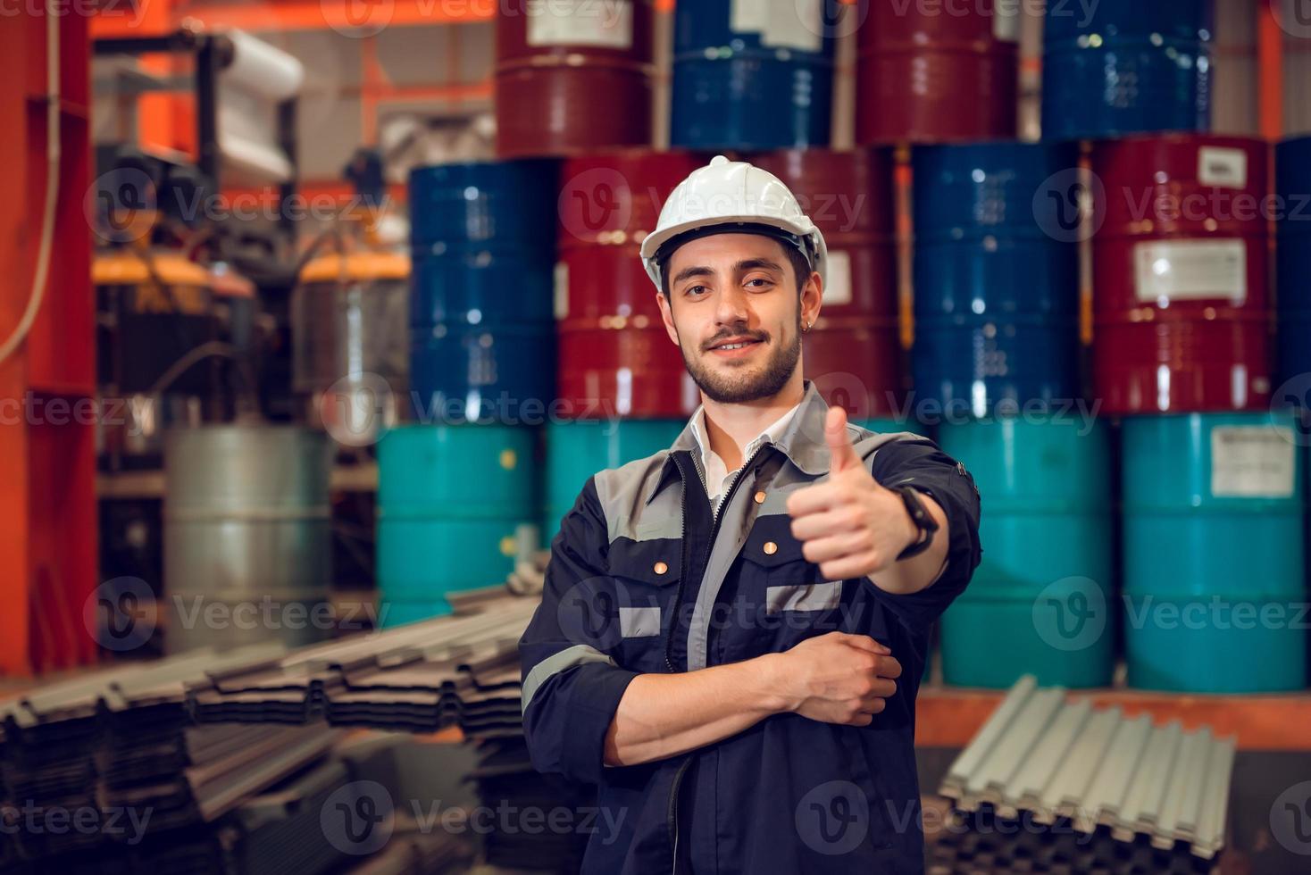 gerente de engenharia de operário inteligente trabalhando no local de trabalho industrial, usando capacete para segurança foto