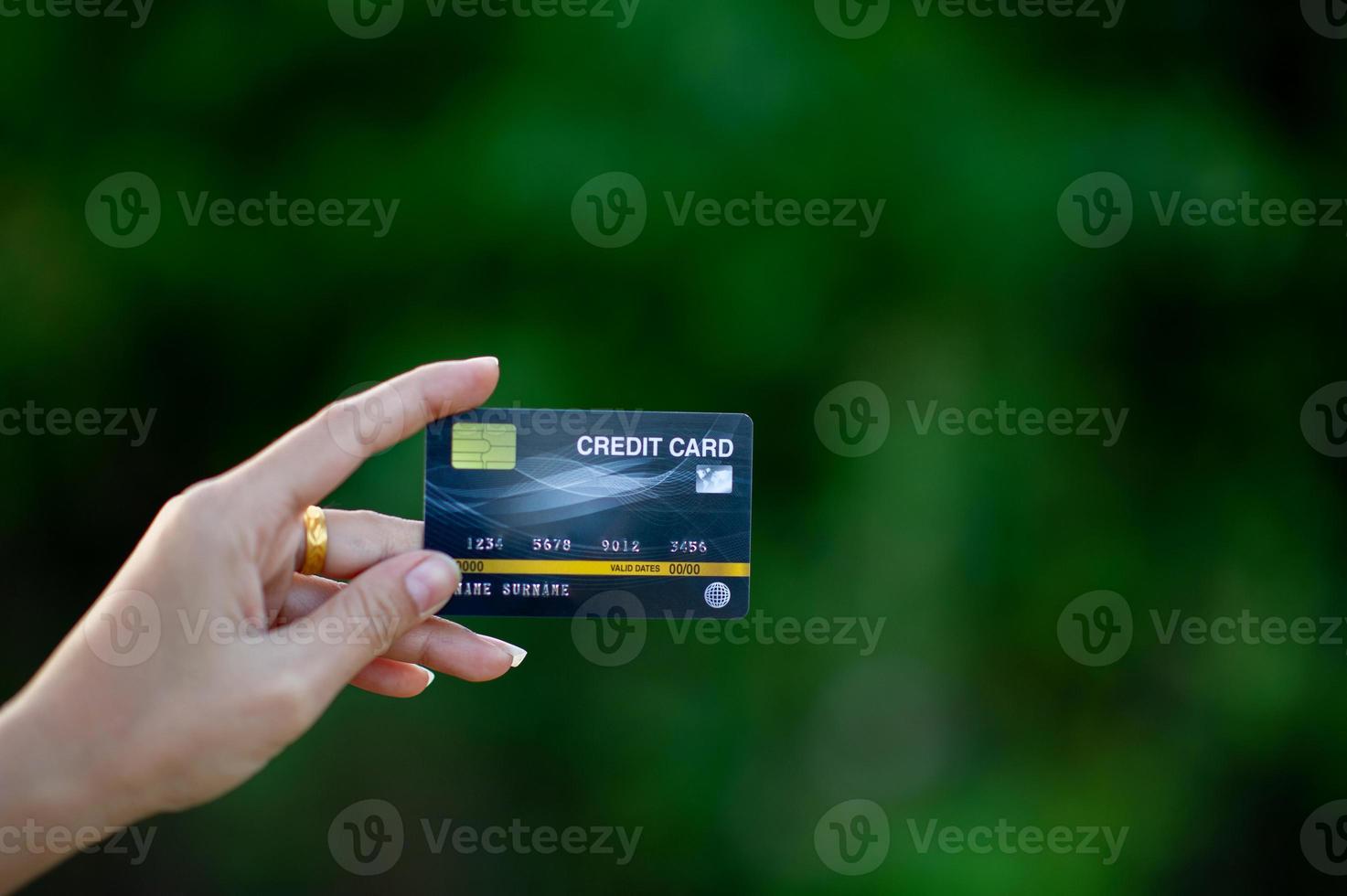 cartões de mão e de crédito, operações de negócios on-line e compras sem dinheiro ideias de cartão de crédito para compras foto