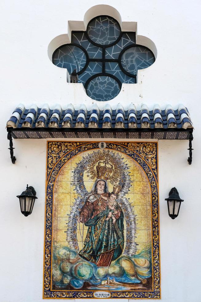 fuengirola, andaluzia, espanha, 2016 pintura religiosa fora da igreja de nuestra señora del rosario em fuengirola foto