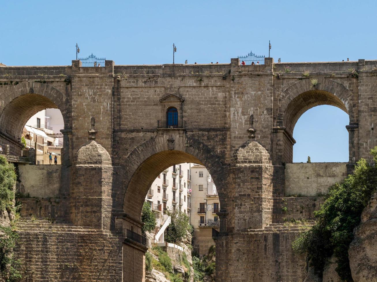 ronda, andalucia, espanha, 2014. vista da nova ponte em ronda espanha em 8 de maio de 2014. pessoas não identificadas foto