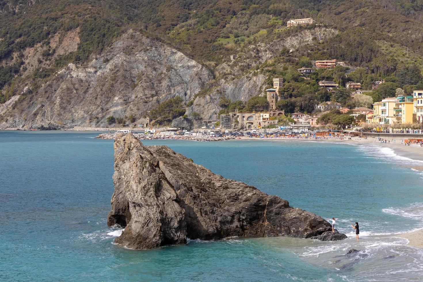 monterosso, liguria, itália, 2019 vista do litoral em monterosso liguria itália em 22 de abril de 2019 pessoas não identificadas foto