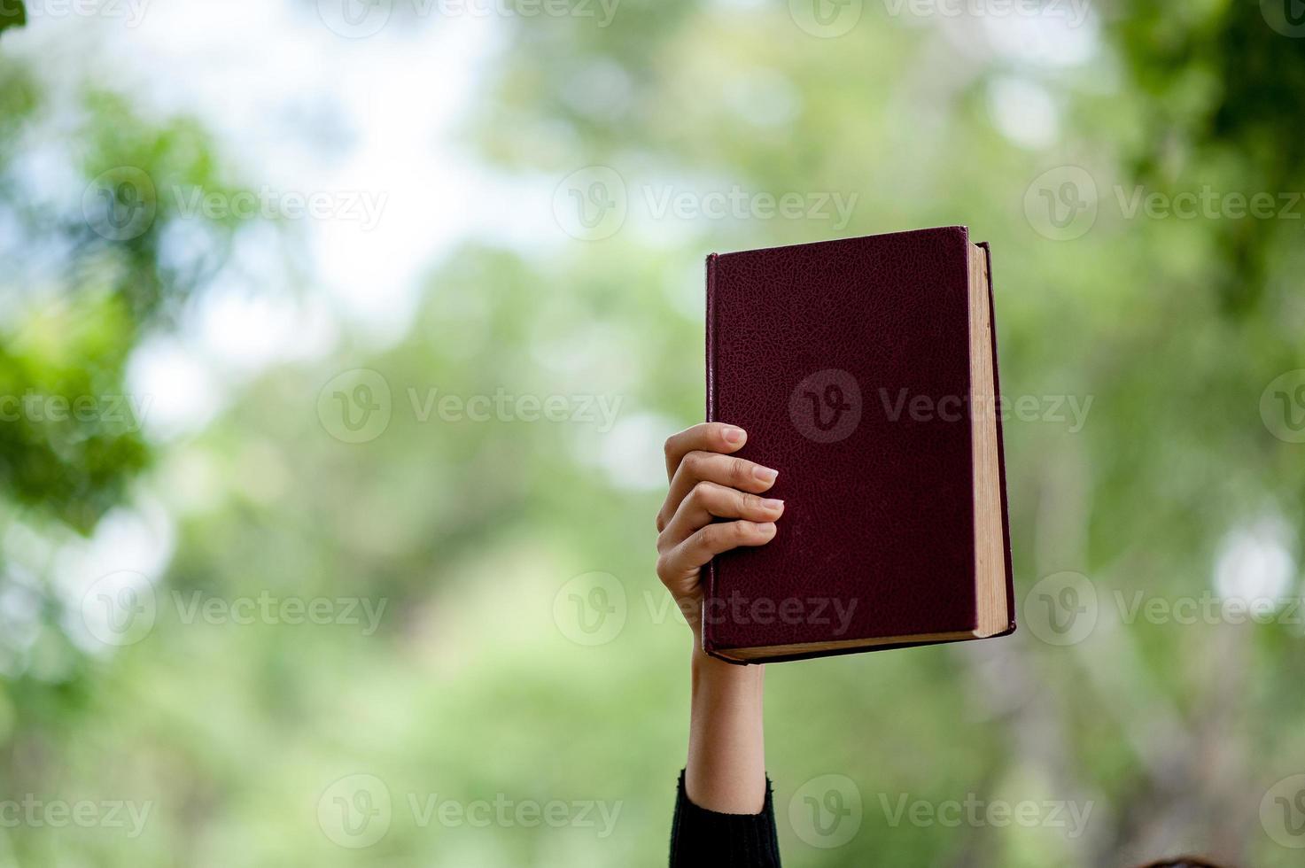 imagens de mão e conceito de educação de livros com espaço de cópia foto